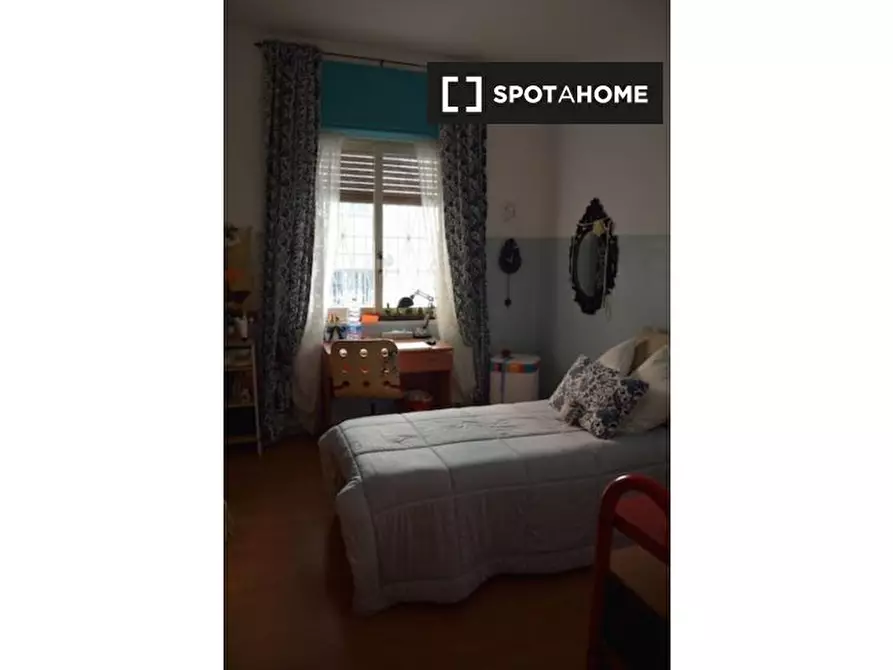 Immagine 1 di Camera condivisa in affitto  in Via Pietro Castellino a Napoli