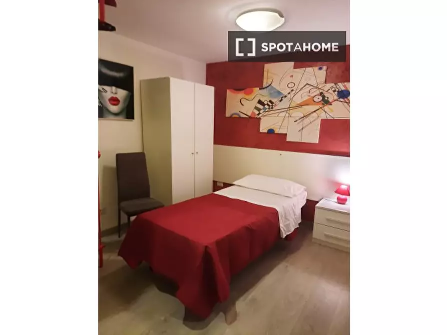 Immagine 18 di Camera condivisa in affitto  in Via Gaeta a Roma