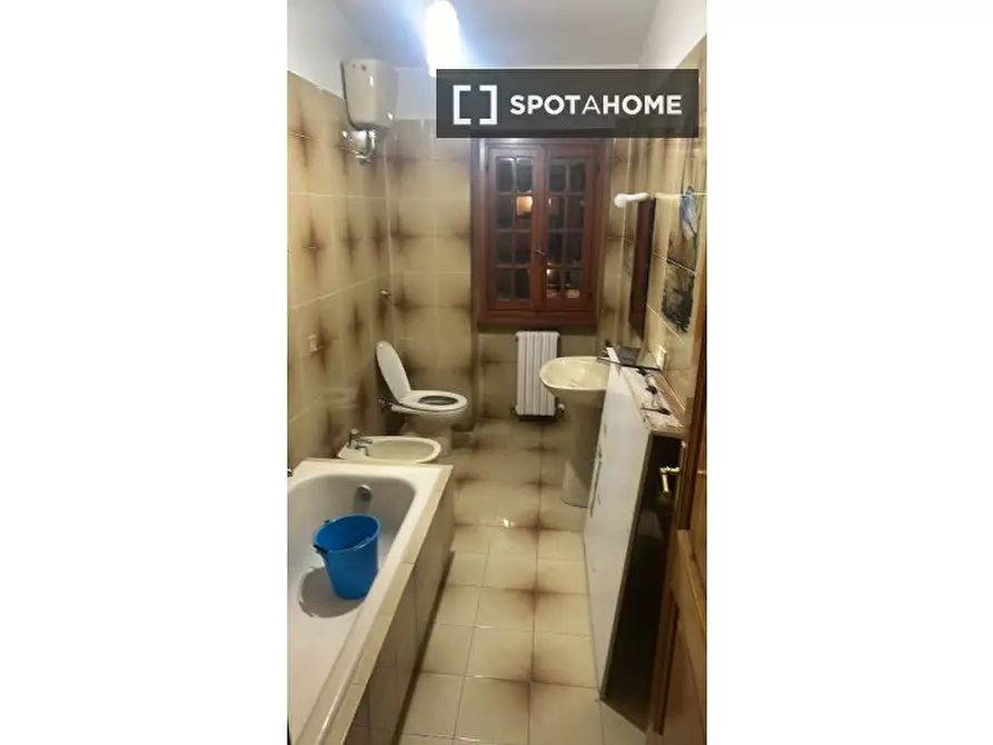 Immagine 12 di Camera condivisa in affitto  in Via Argusto a Roma