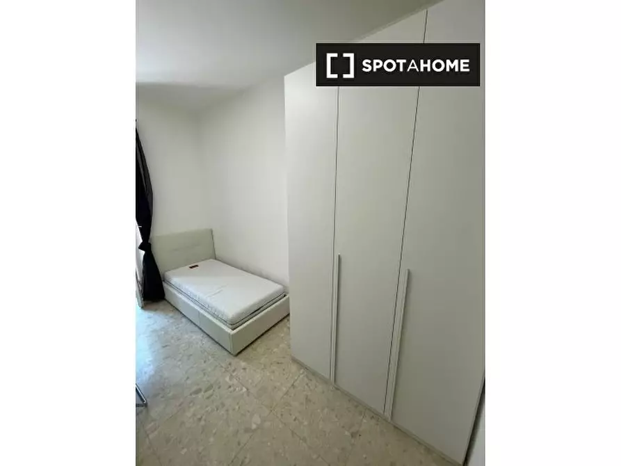 Immagine 2 di Camera condivisa in affitto  in Via Giovanni Battista Pirelli a Milano