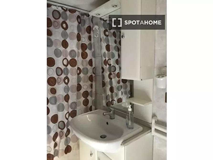 Immagine 4 di Camera condivisa in affitto  in Via Giovanni Brancaleone a Roma