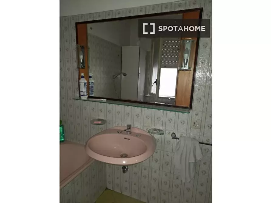 Immagine 14 di Camera condivisa in affitto  in Via Pian Due Torri a Roma