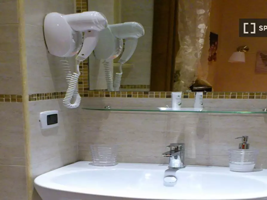 Immagine 11 di Camera condivisa in affitto  in Via Gian Luca Squarcialupo a Roma