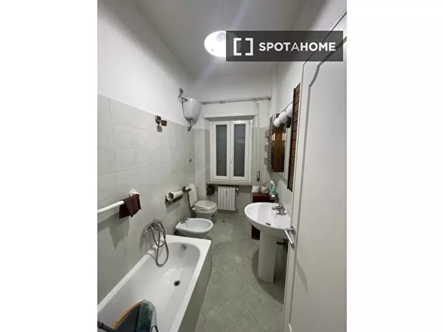 Immagine 4 di Camera condivisa in affitto  in Via di Val Tellina a Roma