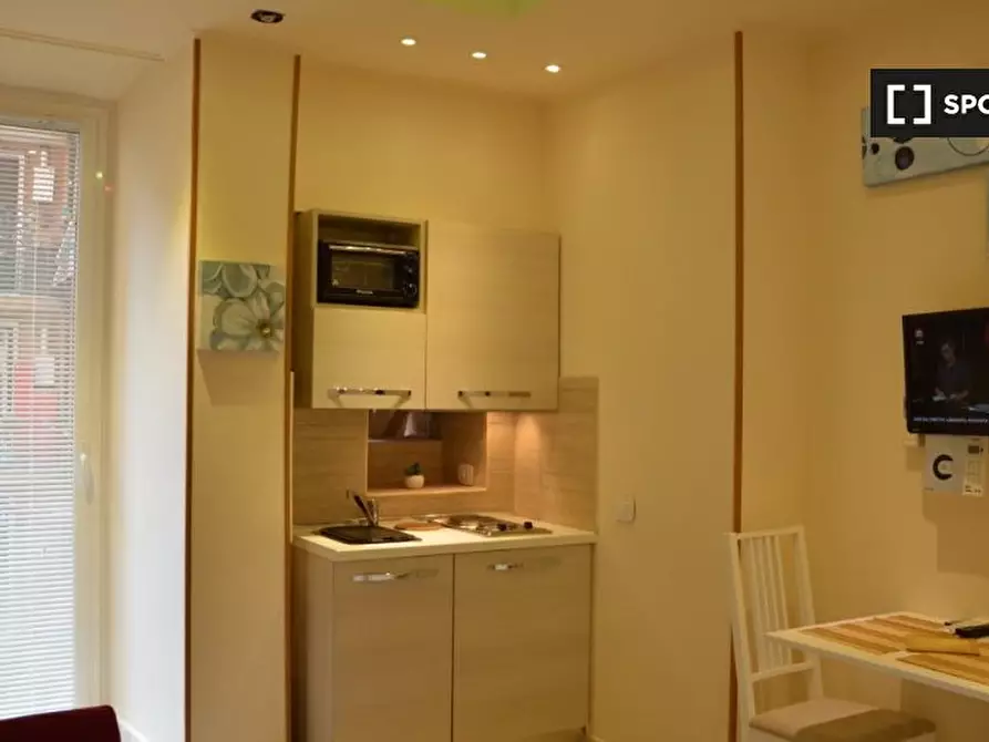 Immagine 6 di Camera condivisa in affitto  in Via Vetulonia a Roma