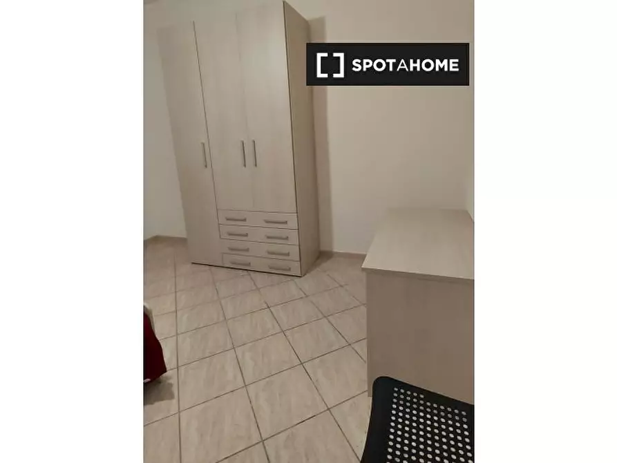 Immagine 3 di Camera condivisa in affitto  in Via Sterope a Roma