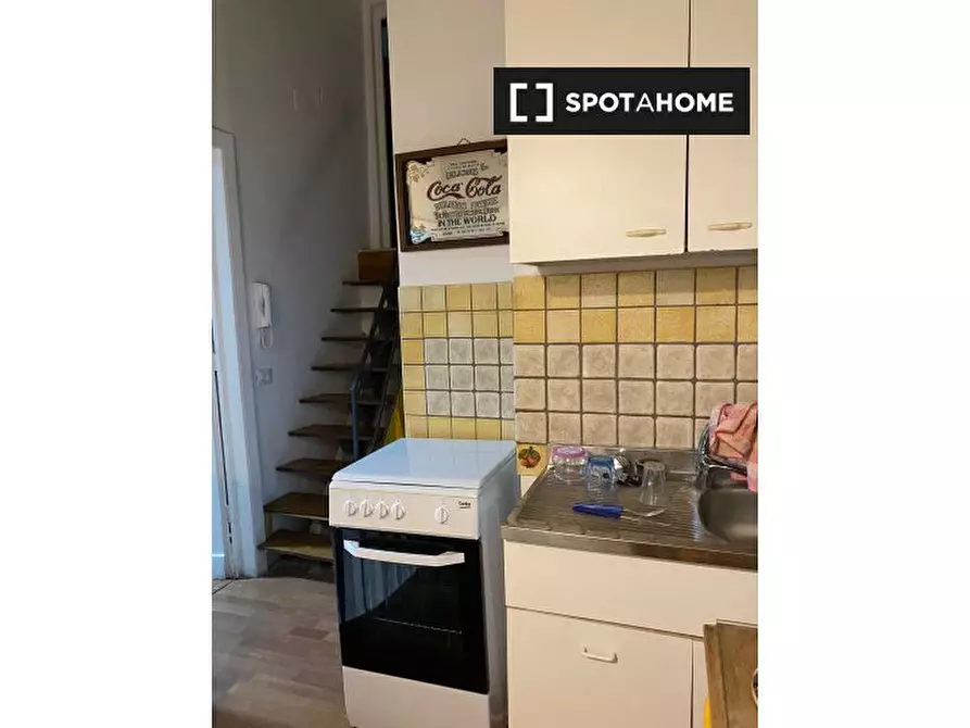 Immagine 15 di Camera condivisa in affitto  in Via Cedronio a Napoli