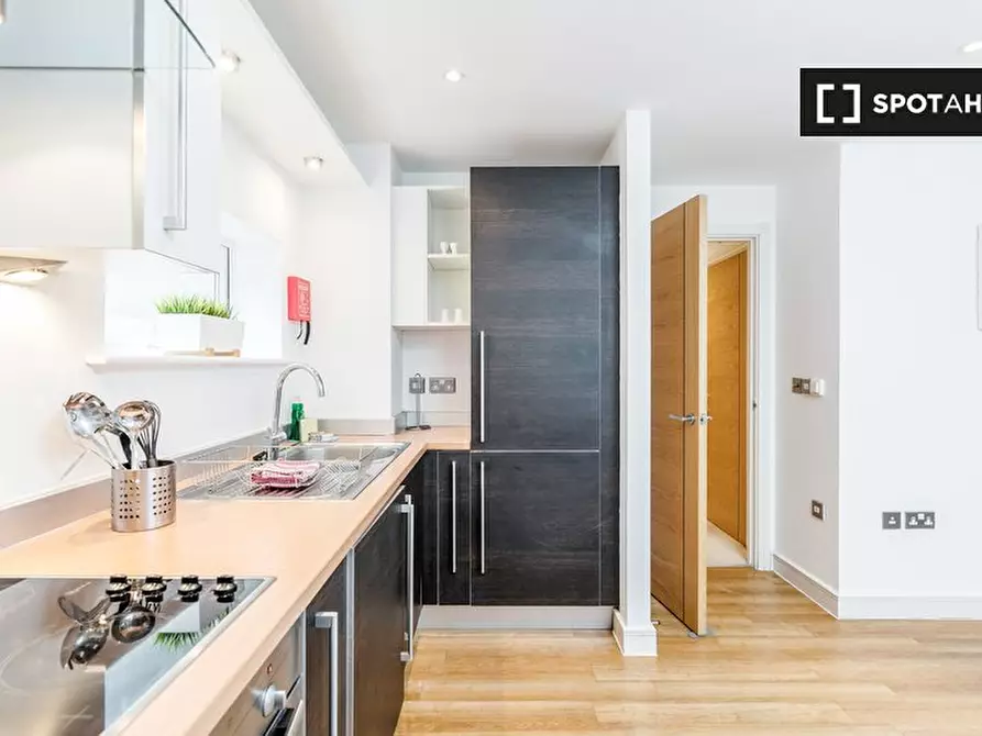 Immagine 5 di Appartamento in affitto  in Walnut Tree Cl a Guildford
