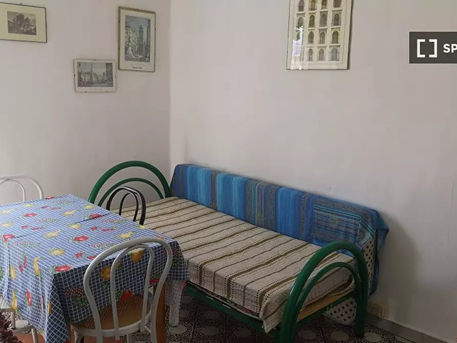 Immagine 1 di Camera condivisa in affitto  in Vico Melofioccolo a Napoli