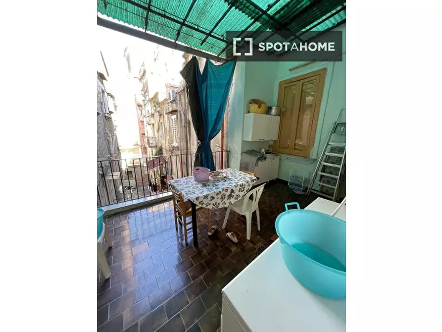 Immagine 16 di Camera condivisa in affitto  in Via S. Giovanni in Porta a Napoli