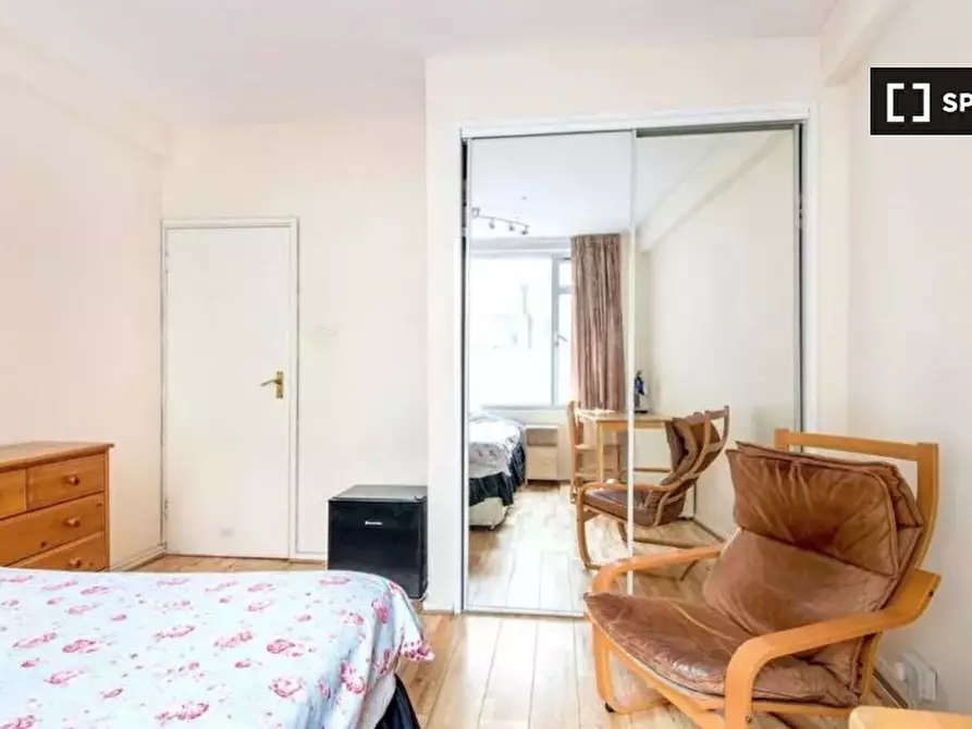 Immagine 2 di Camera condivisa in affitto  in Florin Court, Charterhouse Square a Islington