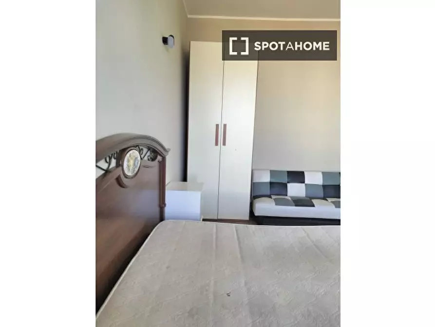 Immagine 5 di Camera condivisa in affitto  in Via delle Acacie a Roma