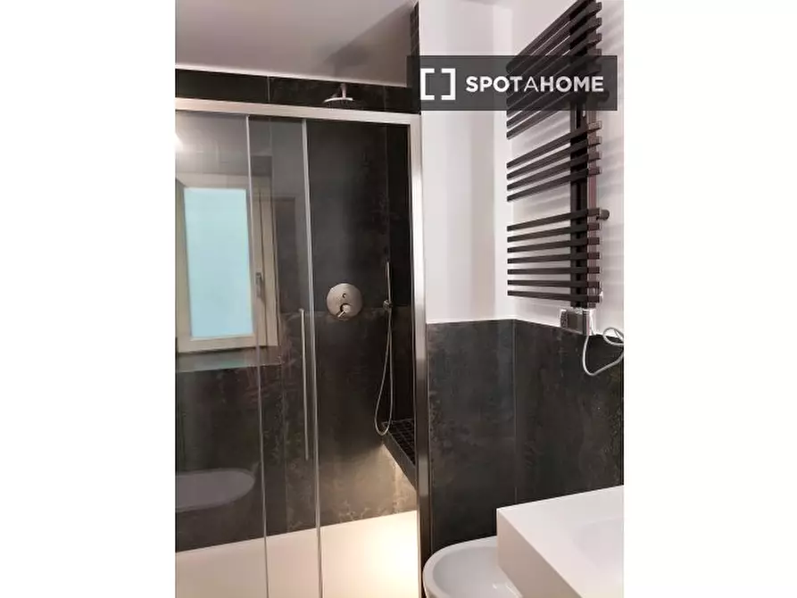 Immagine 16 di Camera condivisa in affitto  in Via S. Luca a Genova