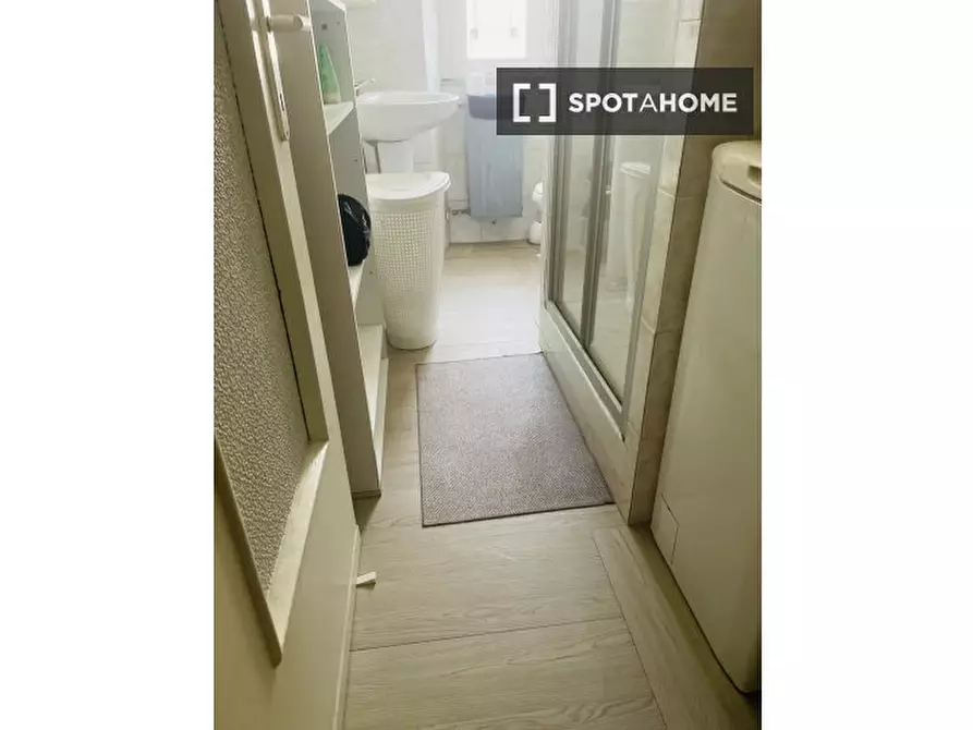 Immagine 18 di Camera condivisa in affitto  in Via Vincenzo Montenovesi a Roma