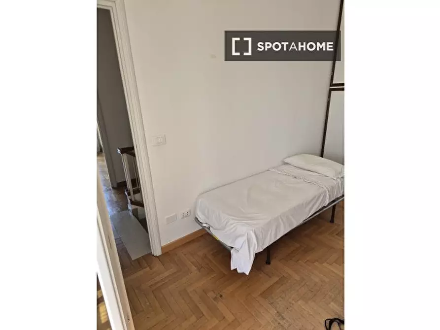 Immagine 3 di Camera condivisa in affitto  in Via Micone di Atene a Roma