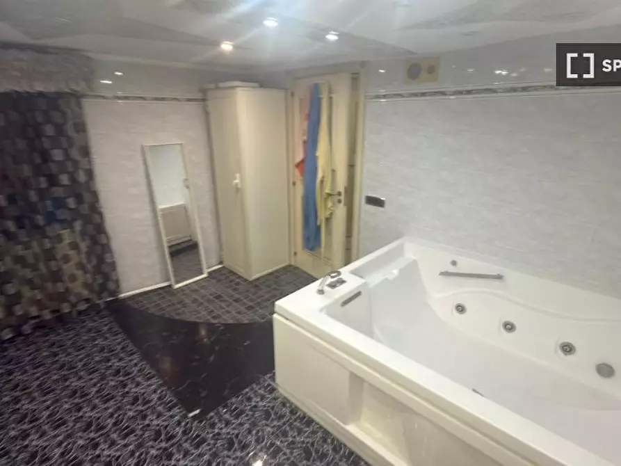 Immagine 9 di Appartamento in affitto  in Via Foria a Napoli