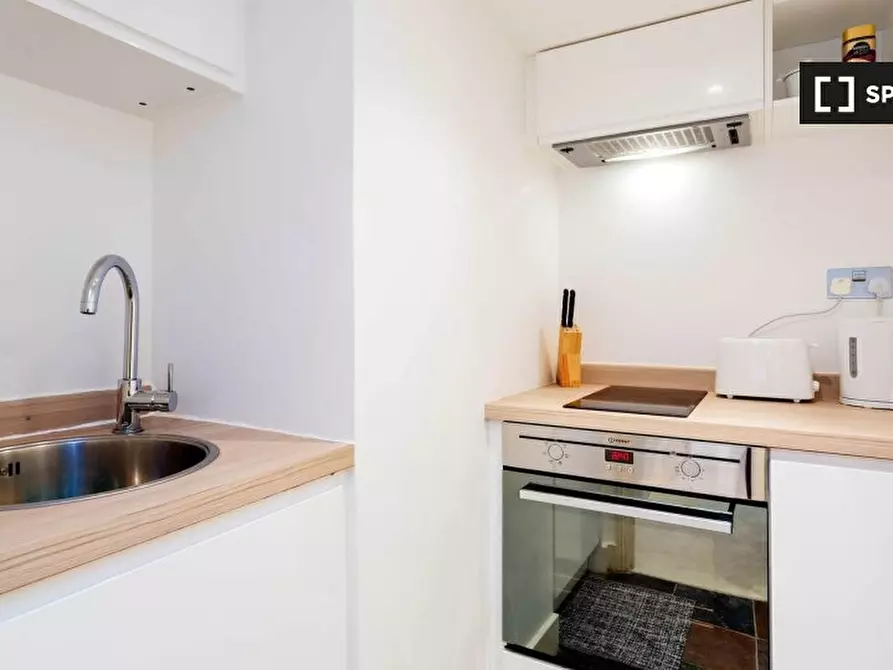 Immagine 5 di Appartamento in affitto  in Broomwood Road a Wandsworth