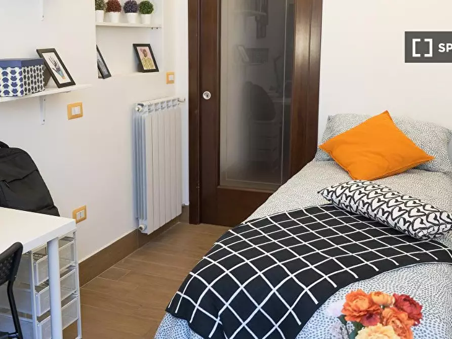 Immagine 5 di Camera condivisa in affitto  in Via Enrico Pessina n. a Napoli