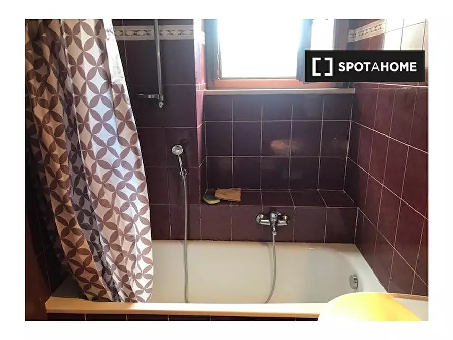 Immagine 2 di Camera condivisa in affitto  in Via Luigi Ploner a Roma