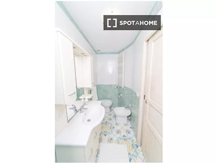 Immagine 13 di Camera condivisa in affitto  in V. Salvator Rosa a Napoli