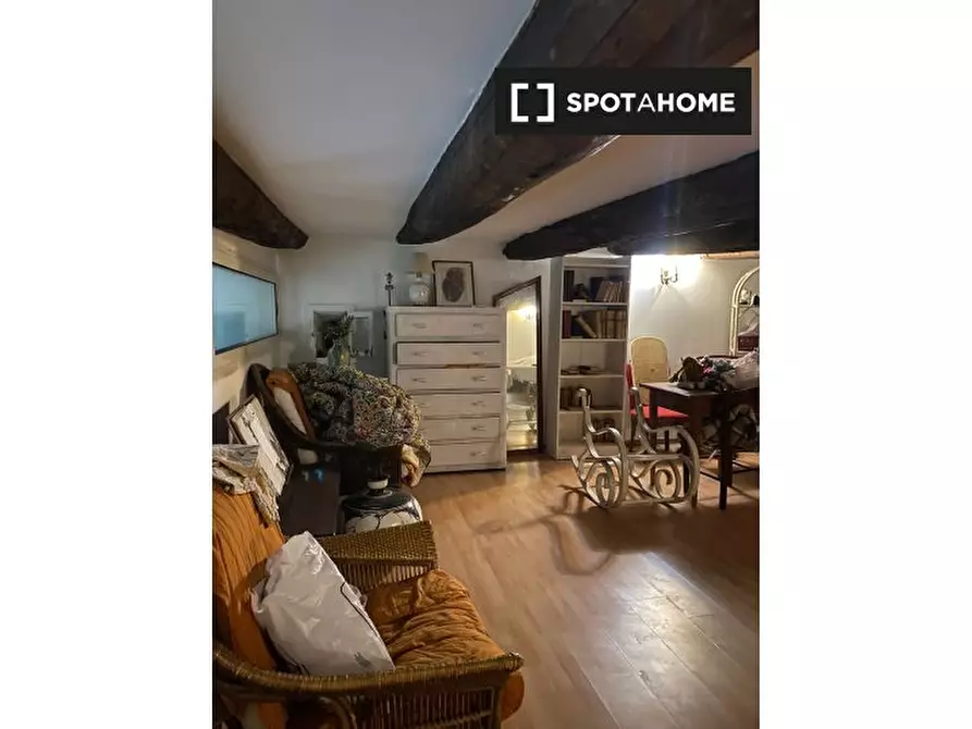 Immagine 9 di Camera condivisa in affitto  in Via Cedronio a Napoli