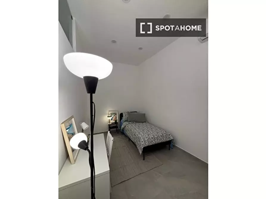 Immagine 1 di Camera condivisa in affitto  in P.za Cavour a Napoli