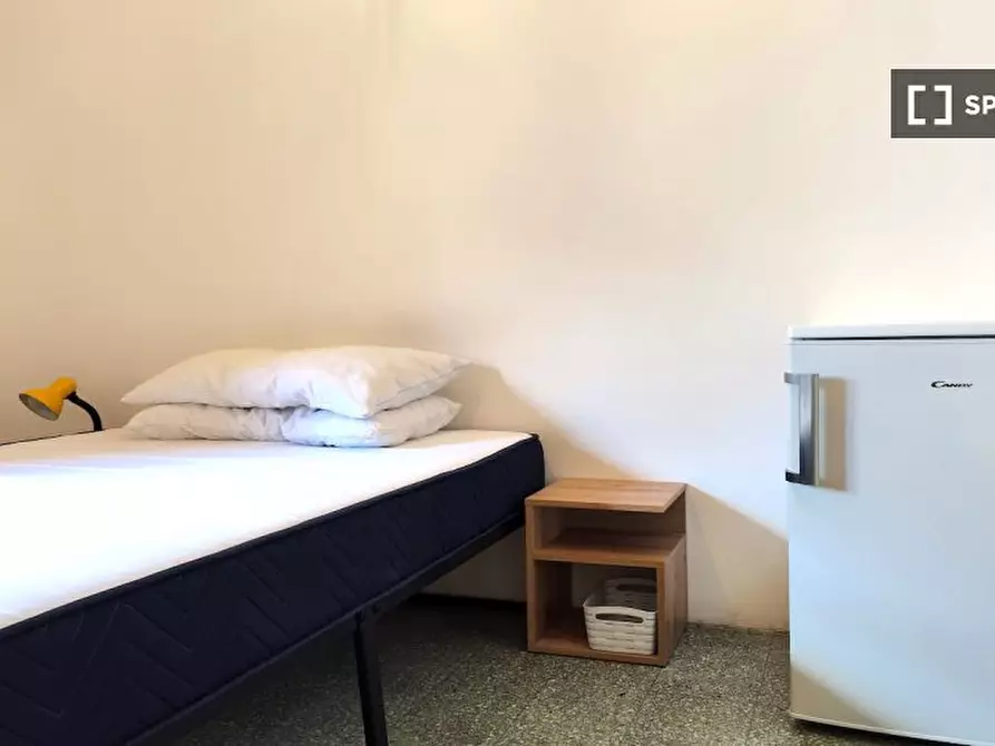 Immagine 5 di Camera condivisa in affitto  in Via Bisentina, 00139 Roma RM, Italy a Roma