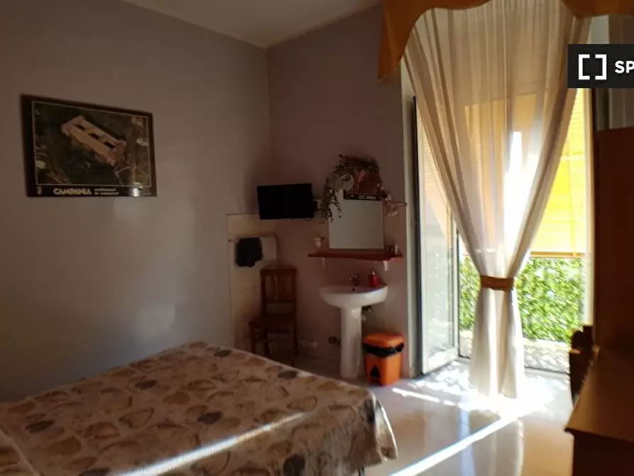 Immagine 2 di Camera condivisa in affitto  in Via Genova a Napoli