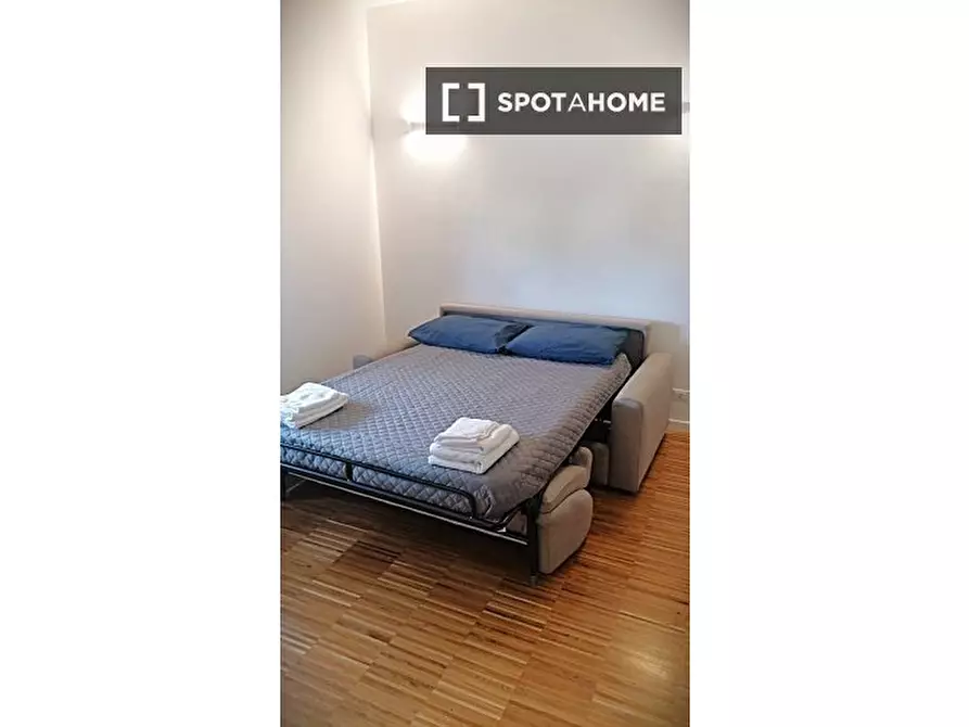 Immagine 17 di Camera condivisa in affitto  in Via dei Monti Lepini a Roma