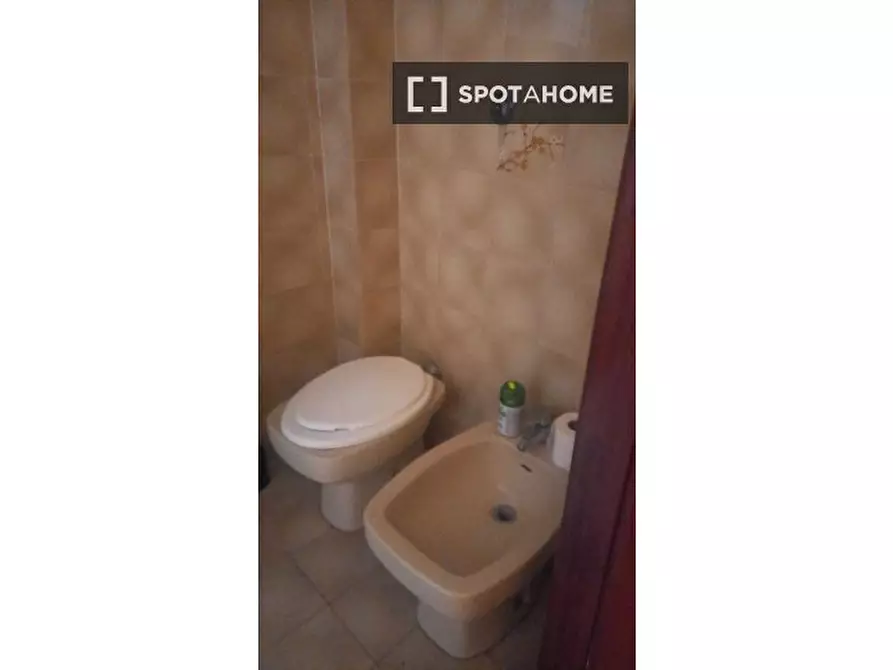 Immagine 4 di Camera condivisa in affitto  in Via Carbonara a Napoli