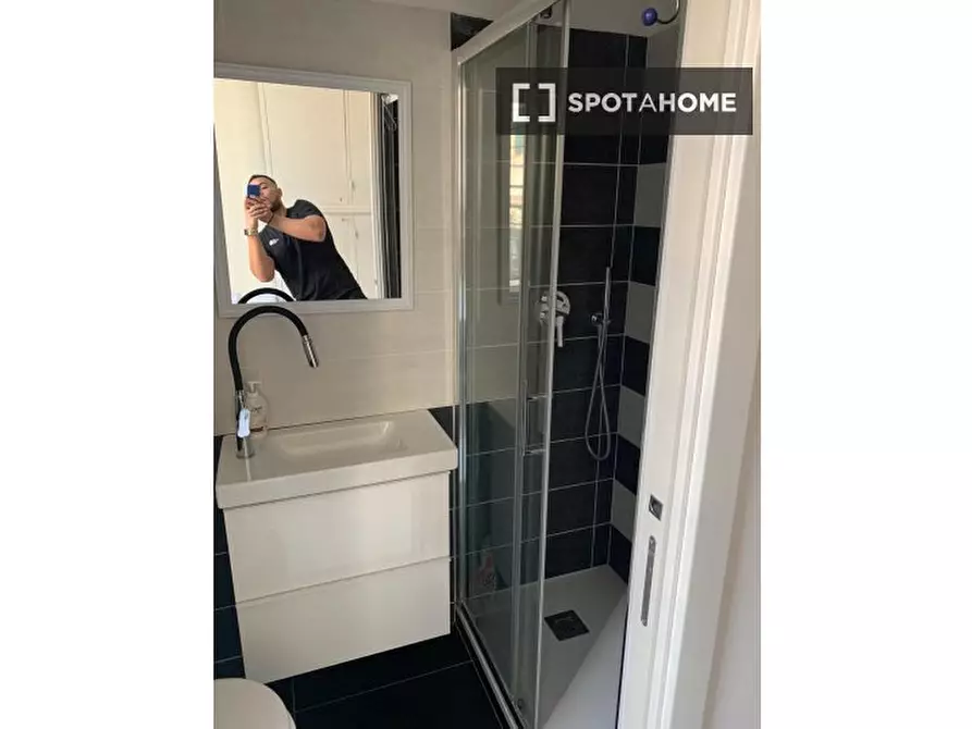 Immagine 18 di Camera condivisa in affitto  in Via Agrigento a Roma