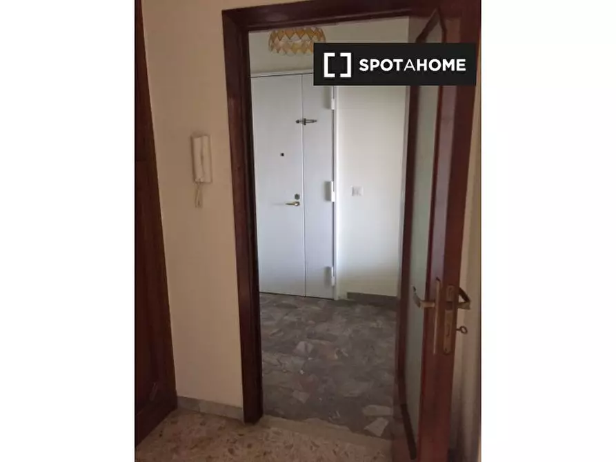 Immagine 1 di Camera condivisa in affitto  in Via Croce Rossa a Napoli