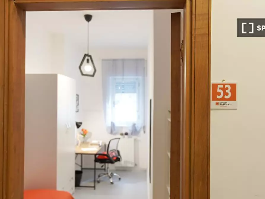 Immagine 1 di Camera condivisa in affitto  in Bognar a Pozzuoli