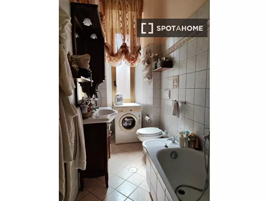 Immagine 12 di Camera condivisa in affitto  in Via Francesco Valesio a Roma