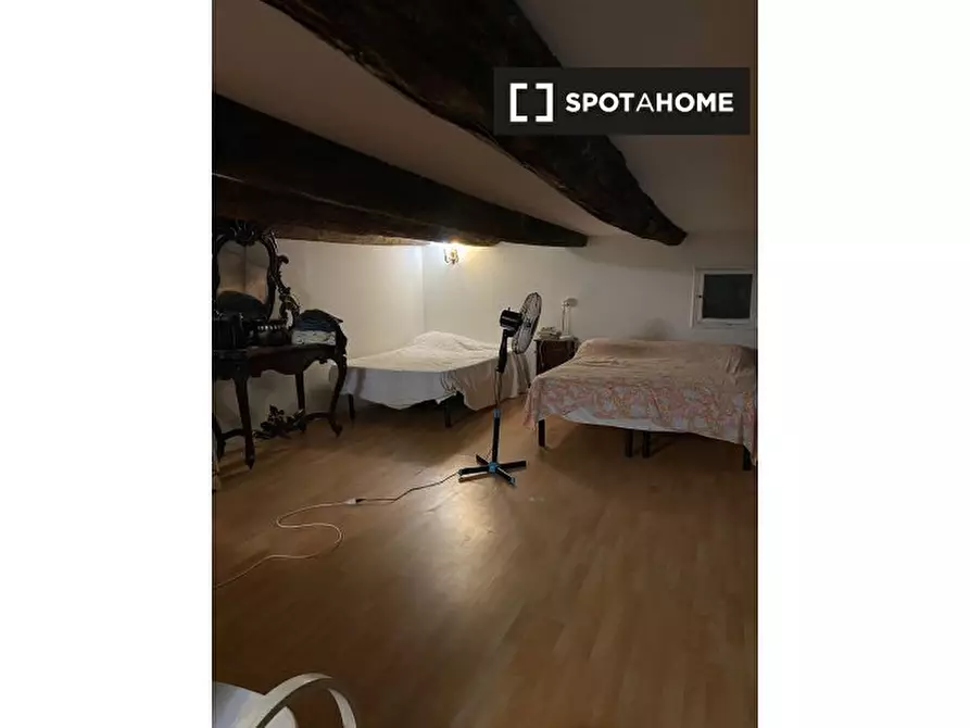 Immagine 4 di Camera condivisa in affitto  in Via Cedronio a Napoli