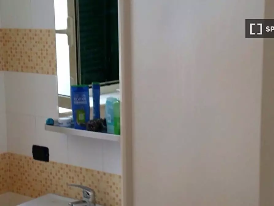 Immagine 11 di Camera condivisa in affitto  in Piazzetta Luigi Settembrini a Napoli