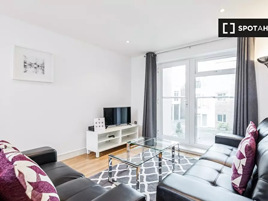Immagine 1 di Appartamento in affitto  in Walnut Tree Cl a Guildford