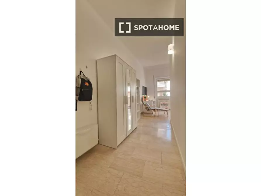 Immagine 1 di Camera condivisa in affitto  in Lungotevere di Pietra Papa a Roma