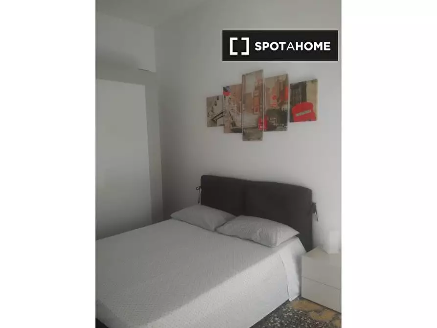 Immagine 2 di Camera condivisa in affitto  in Via Venezia a Genova