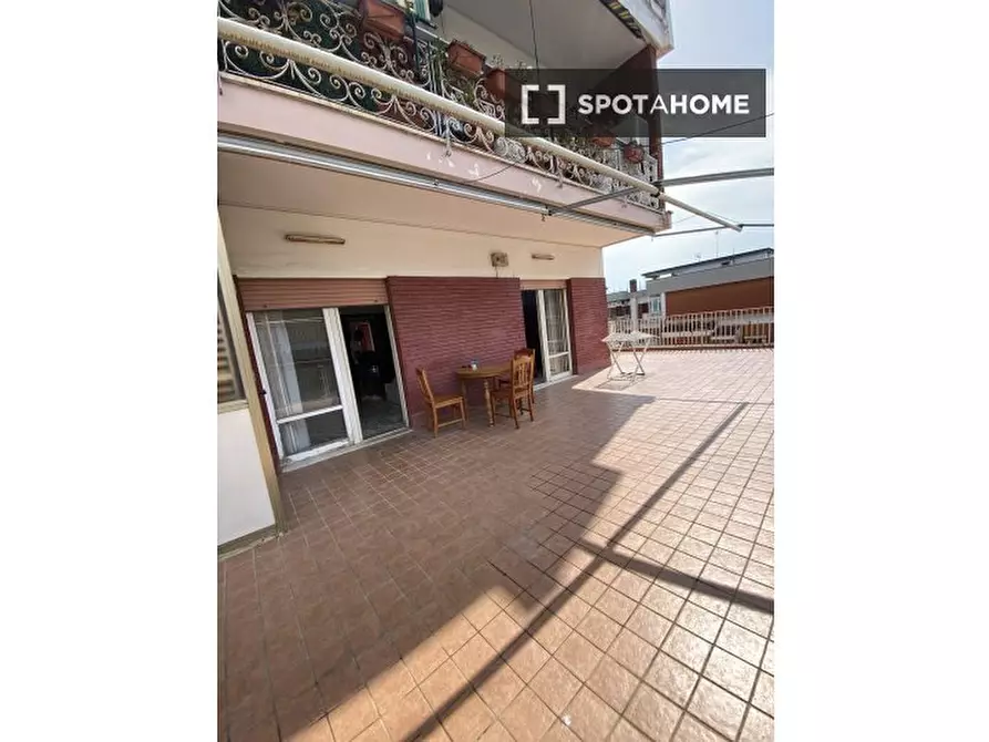 Immagine 19 di Camera condivisa in affitto  in Viale Maria Bakunin a Napoli