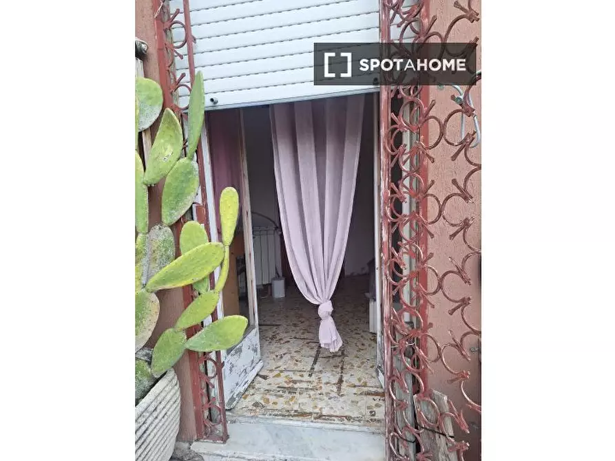 Immagine 5 di Camera condivisa in affitto  in Via Zenodossio a Roma