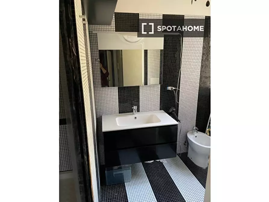 Immagine 5 di Camera condivisa in affitto  in Via dei Campi Flegrei a Roma