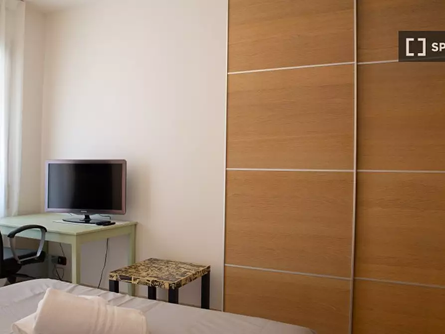 Immagine 4 di Camera condivisa in affitto  in Viale Marco Fulvio Nobiliore, 00175 Roma RM, Italy a Roma