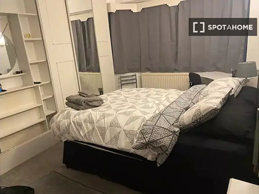 Immagine 3 di Camera condivisa in affitto  in Darley Ave a 