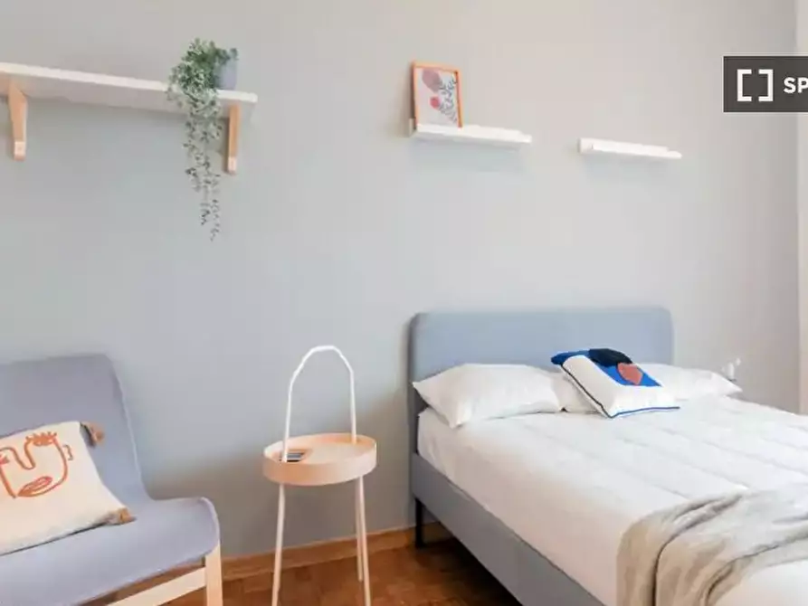 Immagine 2 di Camera condivisa in affitto  in Via Baldo degli Ubaldi a Roma