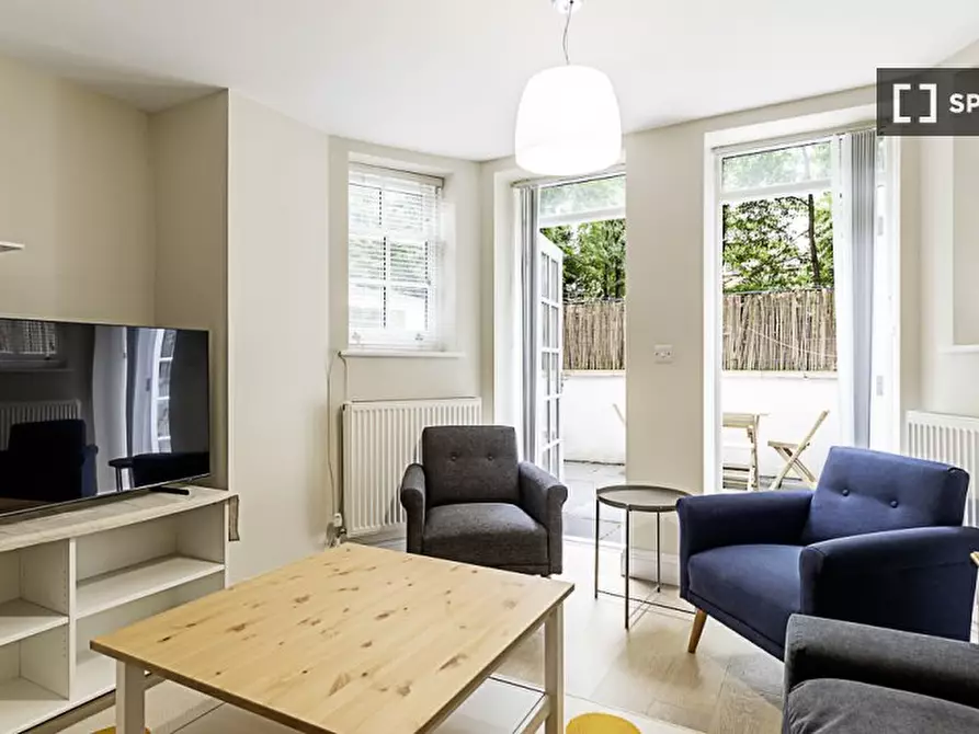 Immagine 1 di Appartamento in affitto  in Compayne Gardens a Camden Town
