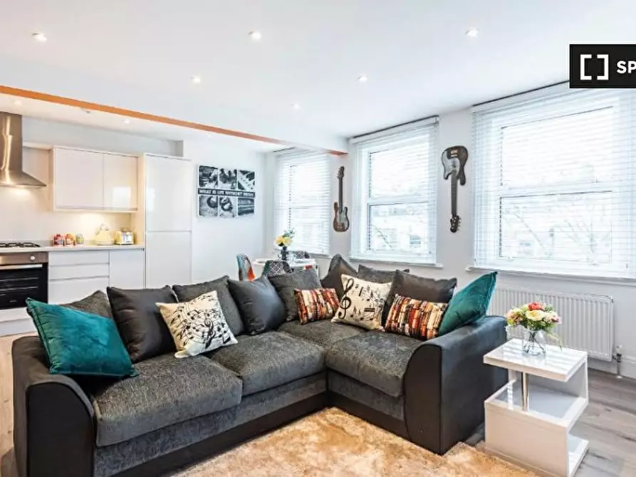 Immagine 2 di Appartamento in affitto  in Kilburn High Rd a Camden Town