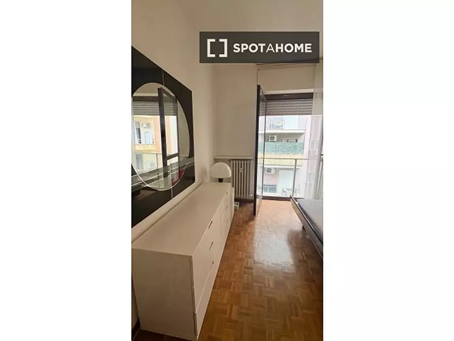 Immagine 2 di Camera condivisa in affitto  in Via Andrea Solari a Milano
