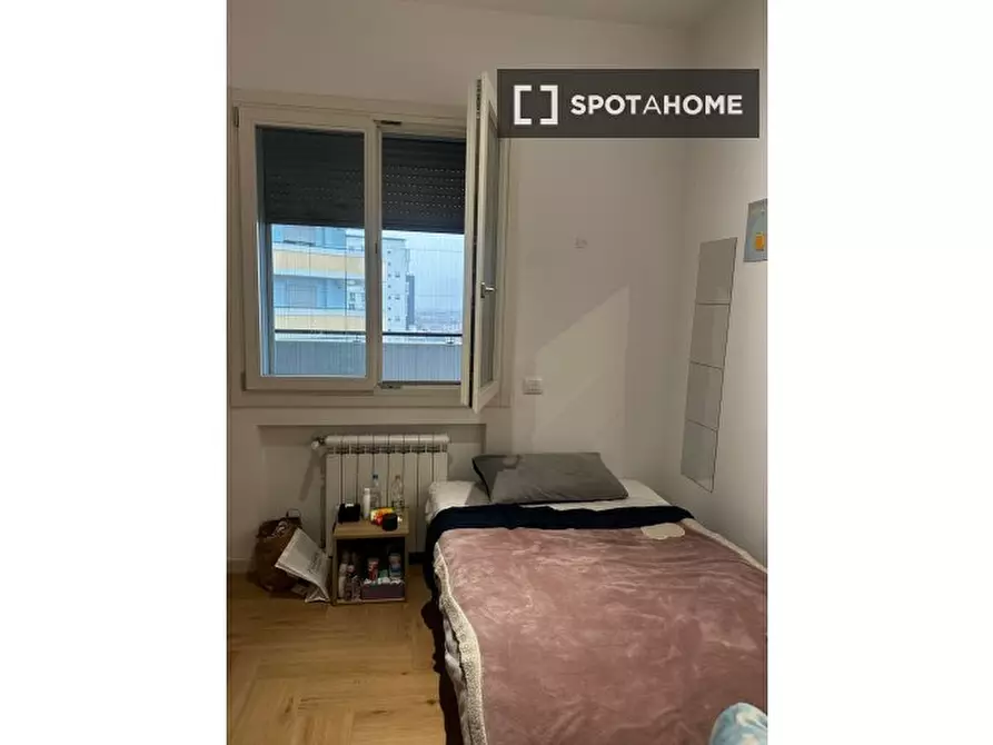 Immagine 1 di Camera condivisa in affitto  in Viale Piero e Alberto Pirelli a Milano
