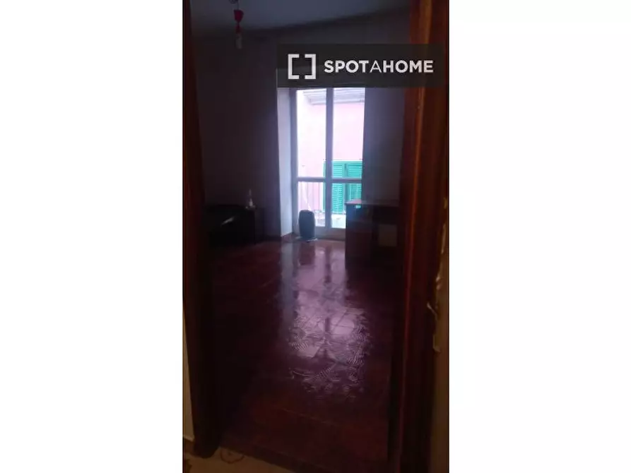 Immagine 10 di Camera condivisa in affitto  in Via Carbonara a Napoli